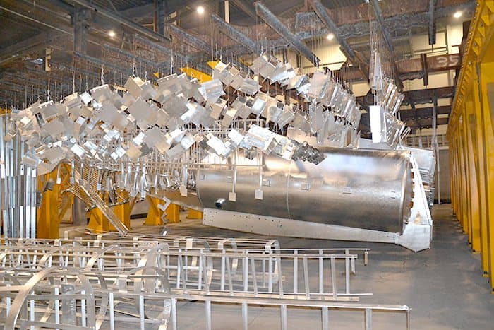 Usine Galvamed — pièces galvanisées sur convoyeur